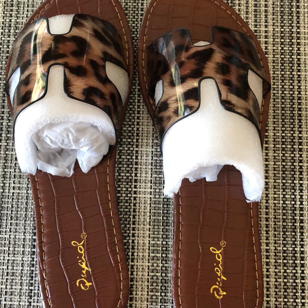 Nwot size 7 Leo sandals
